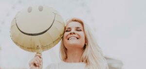 Mulher feliz por ter descoberto como encantar clientes para seu negócio
