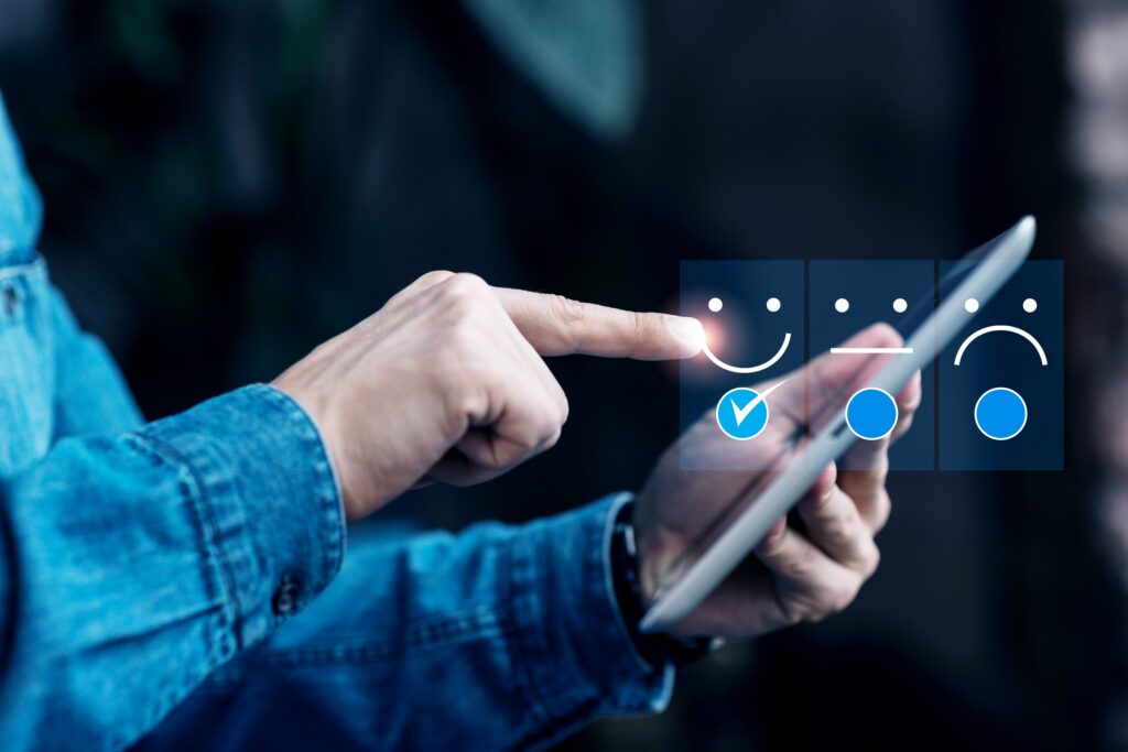 Homem teclando na tela do tablet para realizar a pesquisa de satisfação do cliente