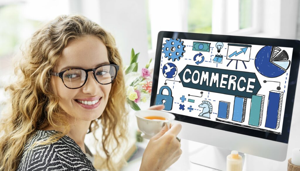 Profissional de marketing trabalhando e fazendo uma pausa para o café