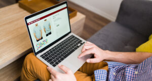 Pessoa navegando em um site após fazer campanha de tráfego para e-commerce