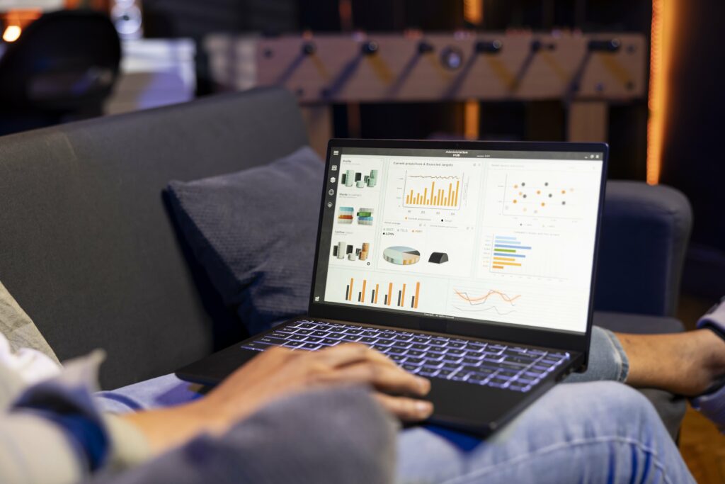 Pessoa mexendo no notebook na plataforma do Analytics