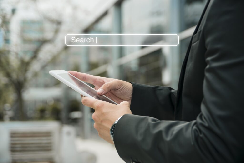 Pessoa mexendo no celular para fazer pesquisa nos mecanismos de busca