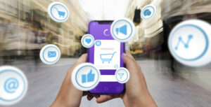 Pessoa segurando um celular porque foi impactada pelo anúncio de remarketing
