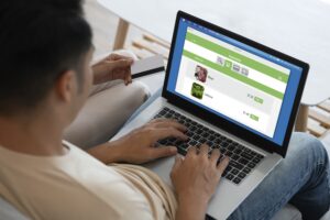 Homem inserindo fotos e descrições de produto e-commerce para seus possíveis clientes