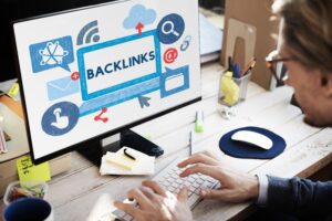 Tela de um computador com o nome backlinks escrito e uma pessoa digitando no teclado