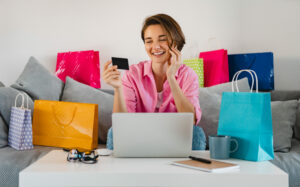Jovem fazendo compras pela internet