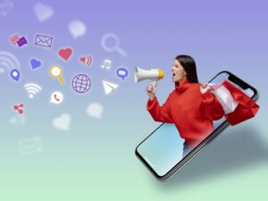 Mulher com alto falante expressando fala para representar as tendências de marketing digital para o ano