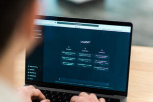 Tela do notebook com o ChatGPT aberto para fazer consultas