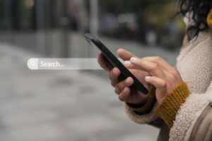 moça fazendo pesquisa no Google para receber os resultados de sua pesquisa com a experiência do GEO