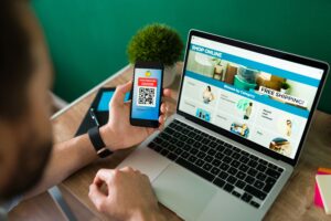 Jovem usando cupom de desconto via QR Code para fazer compras online