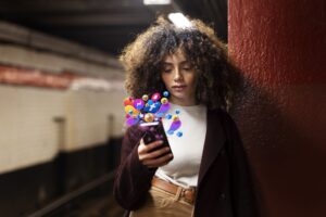 Jovem mexendo no celular, especificamente nas redes sociais