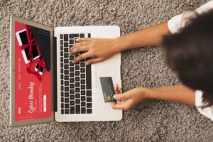 Uma pessoa realizando compra na madrugada pelo seu nootebook em um site de e-commerce
