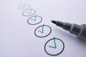 Checklist completo com 10 perguntas essenciais para escolher agência de marketing. Descubra o que perguntar e respostas ideais.