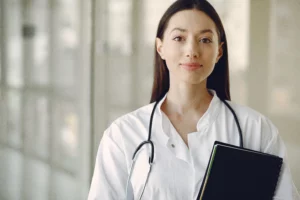 Guia prático de marketing para profissionais de saúde. Restrições éticas, estratégias por especialidade e passo a passo para atrair pacientes.