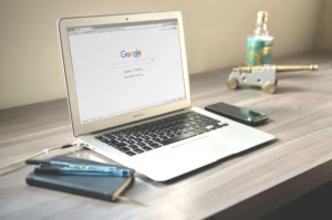 Descubra qual estratégia escolher: tráfego pago ou SEO. Roadmap por estágio, exemplos por segmento e árvore de decisão.